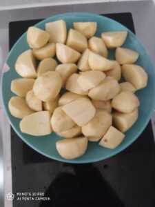 Pommes de terre pelées et salées